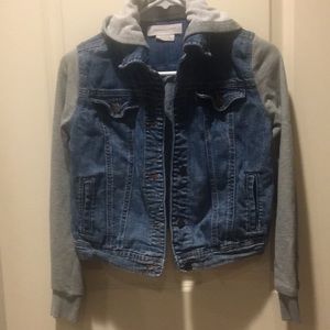 Treasure & Bond Hooded Denim Jean Jacket With Sweatshirt Sleeves girls size XL